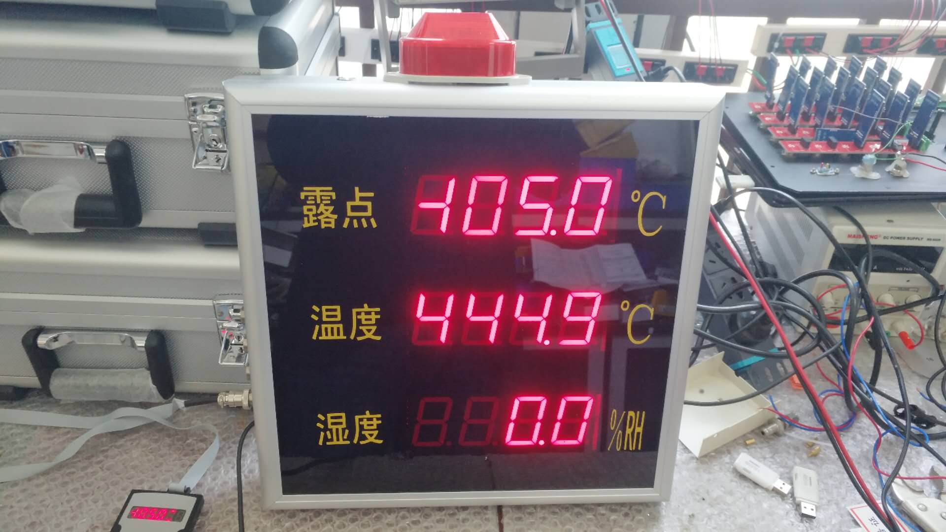 機房中溫濕度露點儀大屏HKT800的應用